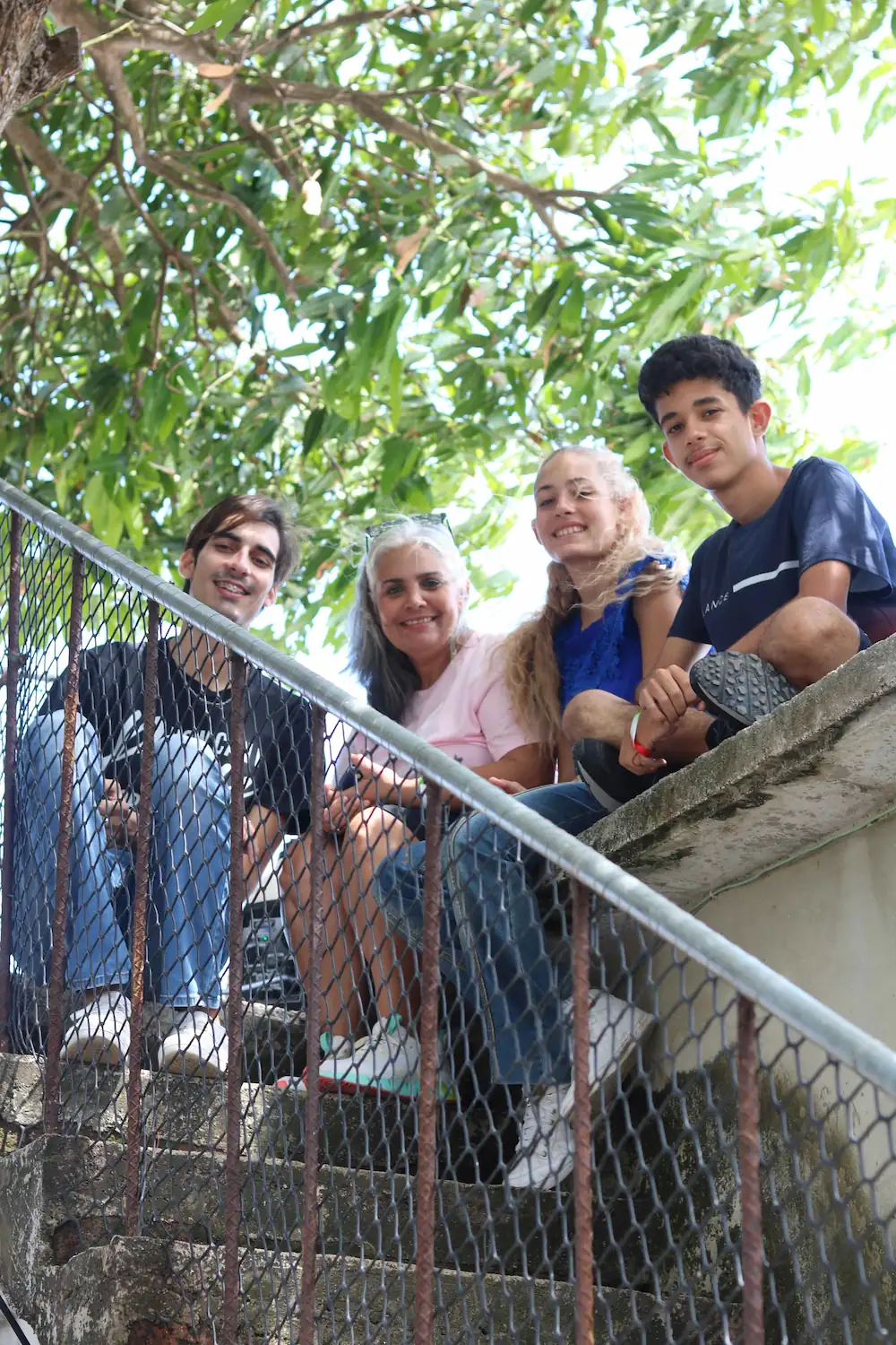 Jóvenes de Calvary Caibarién conversando después del servicio dominical en el patio de la iglesia