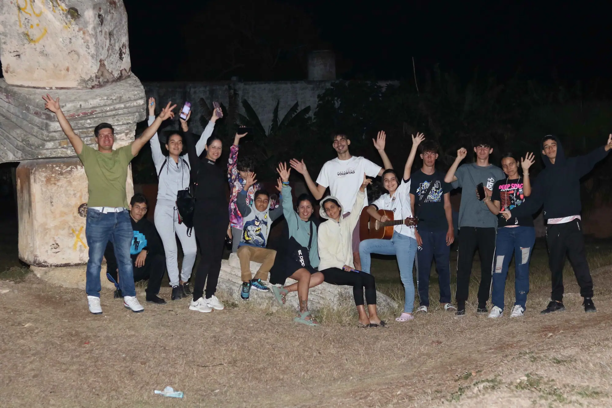 Grupo de jóvenes de Calvary Caibarién reunidos en comunidad