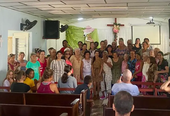 Grupo de mujeres de Calvary Caibarién reunidas en comunidad