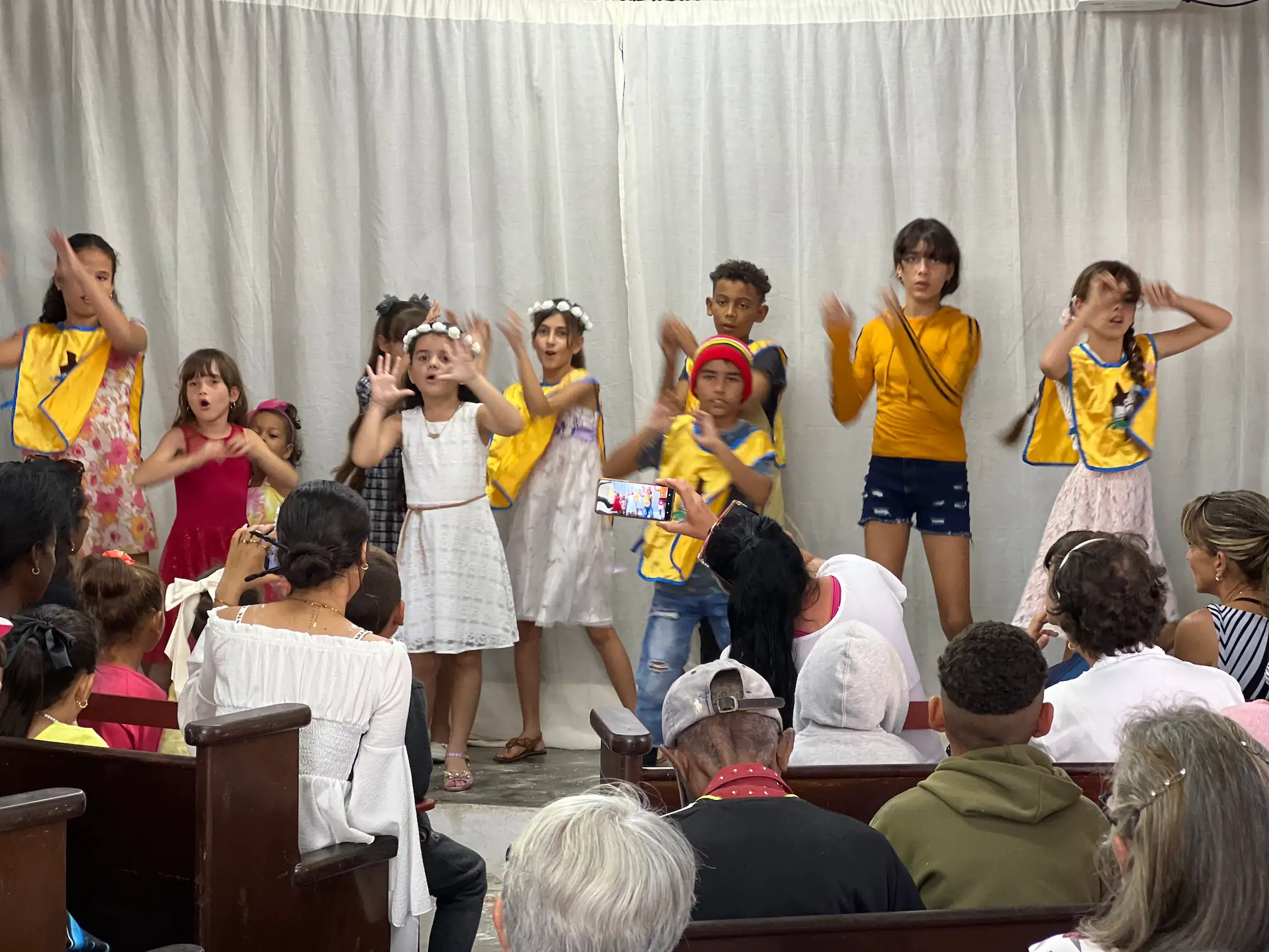 Teatro bíblico infantil con niños representando historias de la Biblia
